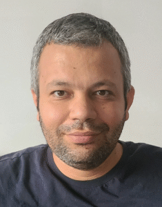 Karim Brixi, coach au Québec spécialisé dans l'accompagnement des débutants en entrepreneuriat pour générer un revenu complémentaire et devenir leur propre patron.