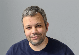 Karim Brixi, coach au Québec spécialisé dans l'accompagnement des débutants en entrepreneuriat pour générer un revenu complémentaire et devenir leur propre patron.