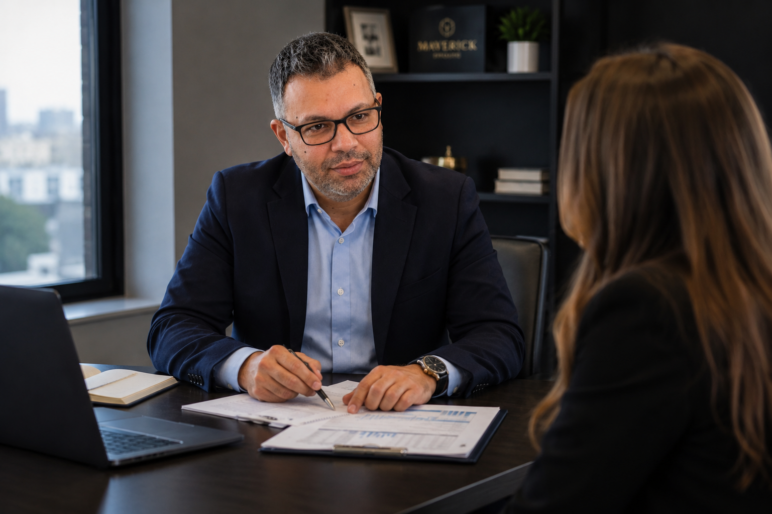 Karim Brixi Gormat en consultation avec une cliente à son bureau